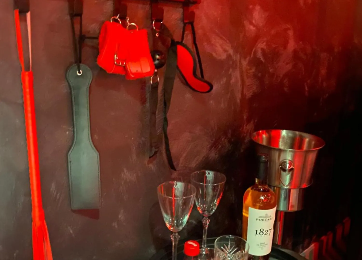 Red Room Bukarest 0*,