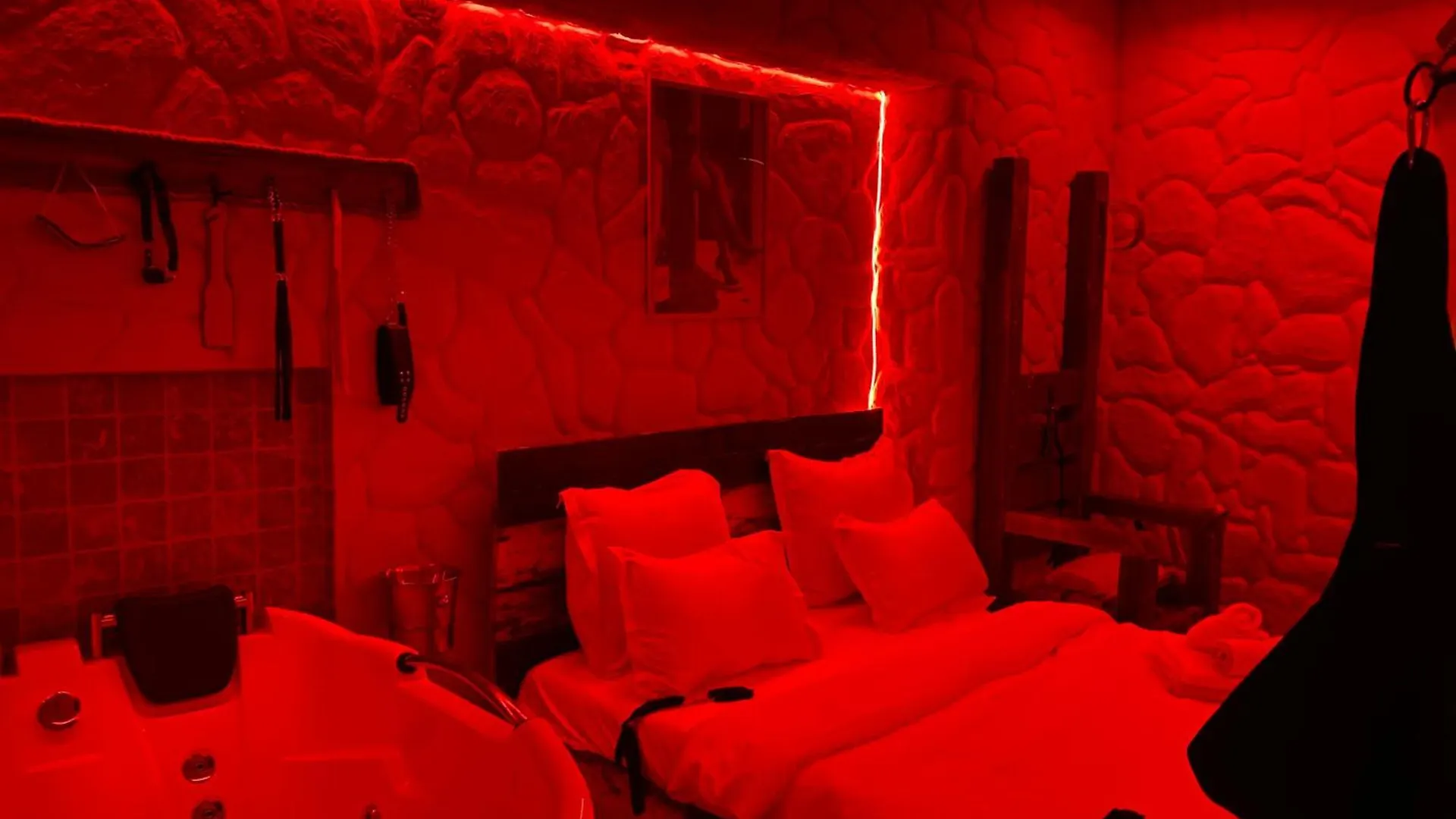 Red Room Bukarest 0*,