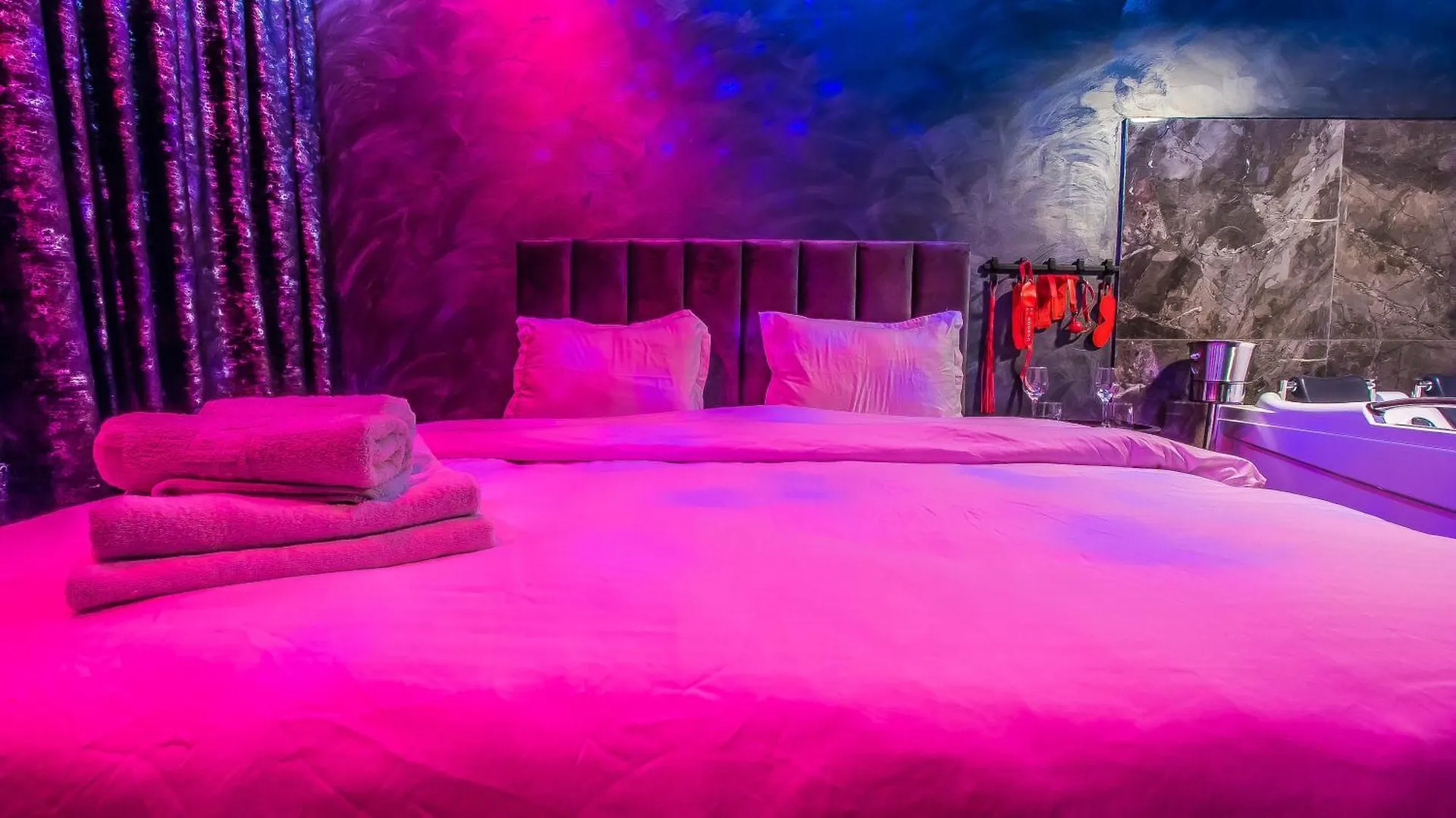 Love hotel Red Room Romania